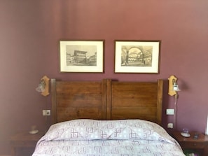Escritorio, wifi gratis y ropa de cama 