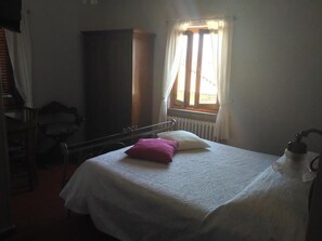 Habitación doble económica, baño en la habitación | Escritorio, wifi gratis y ropa de cama 
