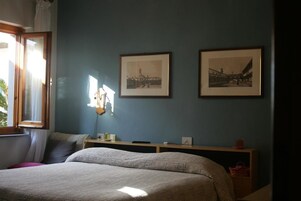 Habitación económica doble, baño privado | Escritorio, wifi gratis, ropa de cama