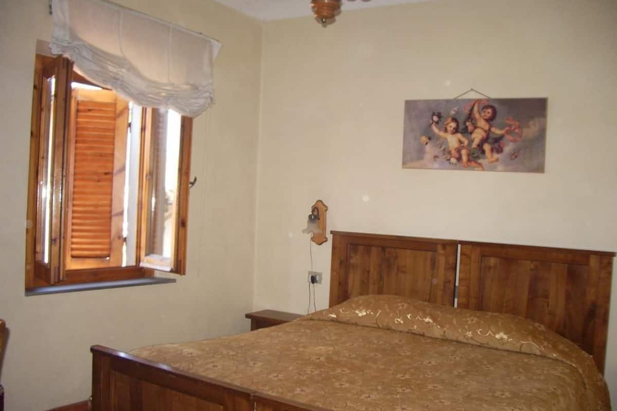 Camera con letto matrimoniale o 2 letti singoli, bagno in camera | Una scrivania, Wi-Fi gratuito, lenzuola