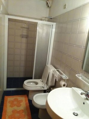 Dusche, Haartrockner, Bidet