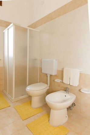 Shower, towels - B&B Li Cuti (Tiggiano)