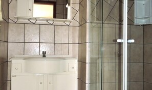 Shower, towels - Residencial Baleia Franca (Florianópolis)
