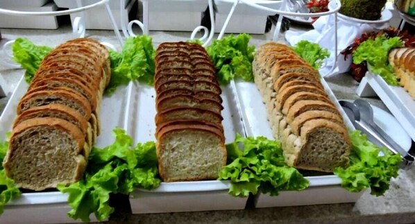 Un bufé con sándwiches en rodajas y lechuga.
