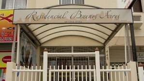 A building with a sign that reads "Residencial Bueno Aires" and a phone number "4832660355". - Residencial Buenos Aires (Florianópolis)