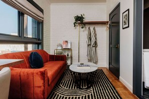 Living area - Gold Diggers Hotel (Los Angeles)