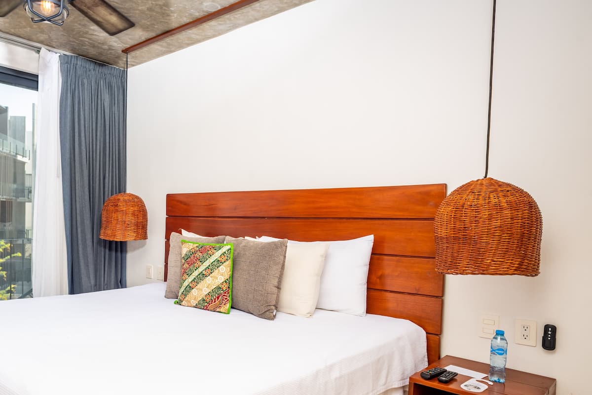 1 quarto, camas Select Comfort, cofres nos quartos, cortinas blackout