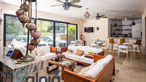 A spacious living area with a sofa set, a coffee table, and a decorative lamp. - Zendero Tulum (Tulum)