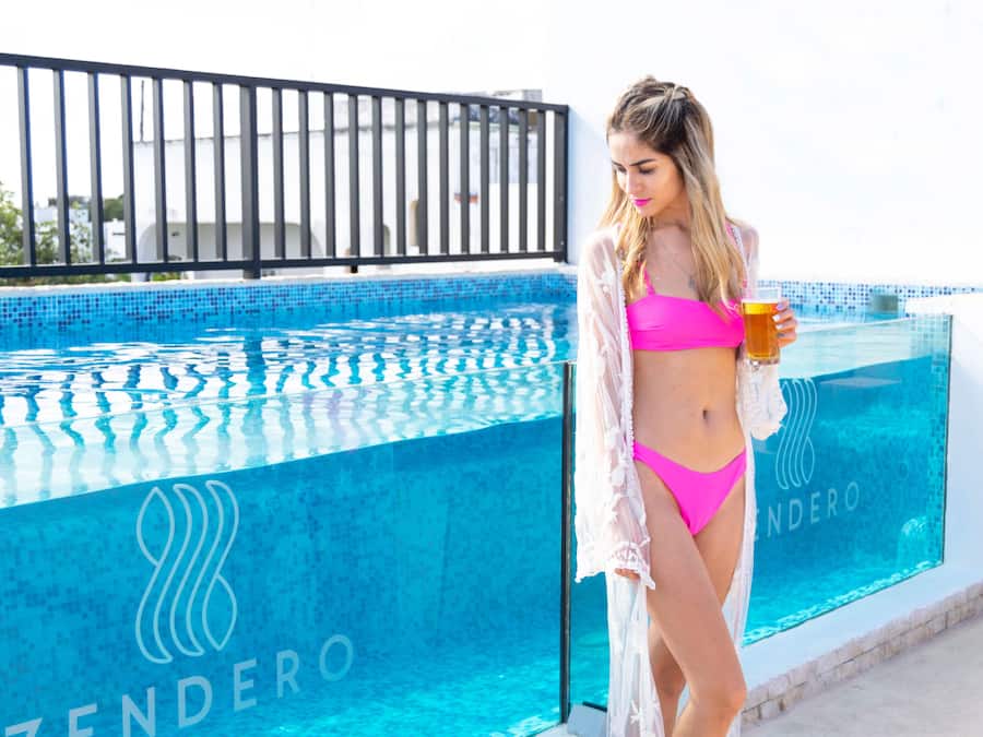 Una piscina al aire libre, sillones reclinables de piscina