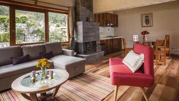 Luxe suite, meerdere bedden, niet-roken, hot tub | Donzen dekbedden, een minibar, een kluis op de kamer