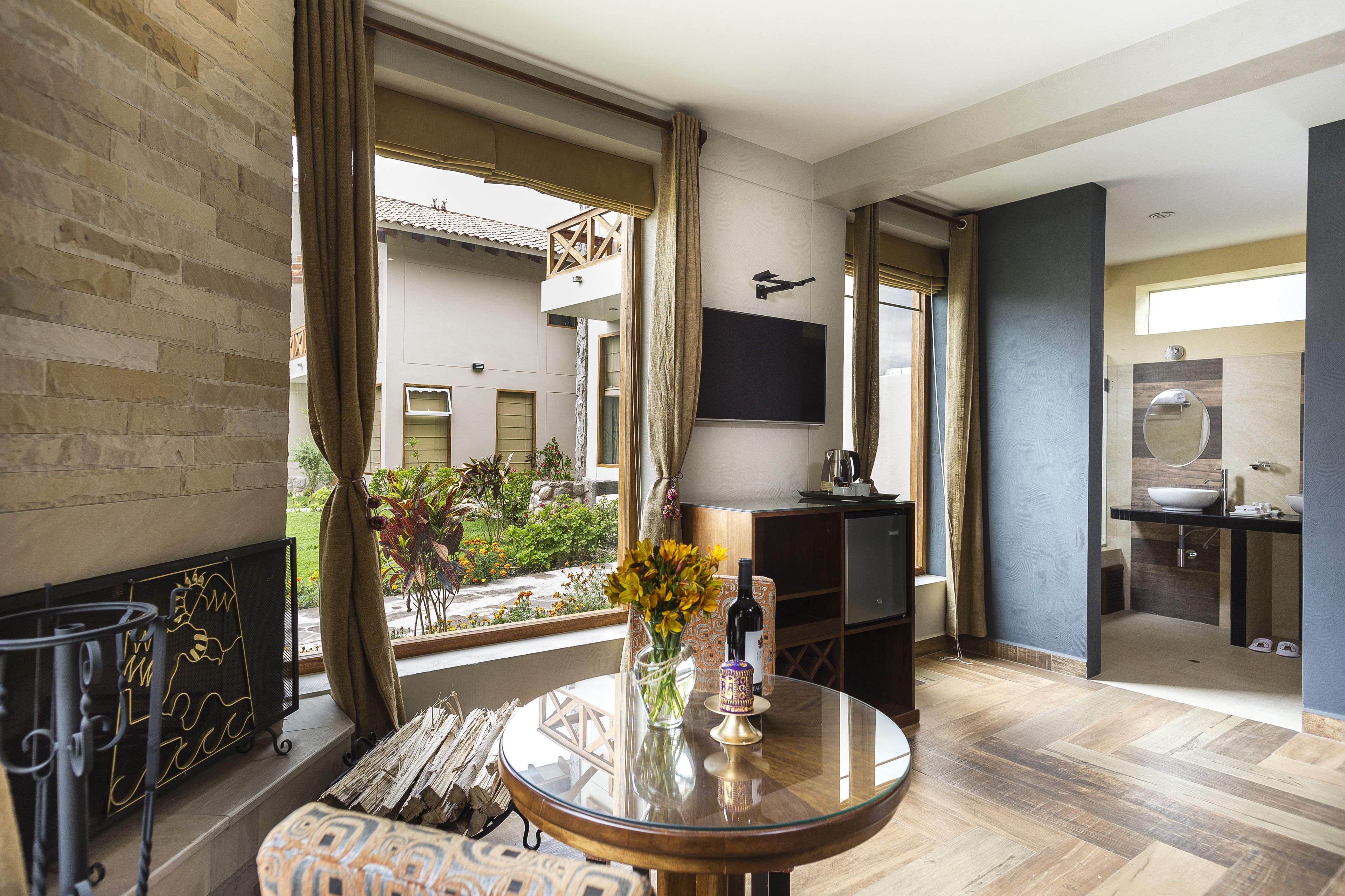 superior double room, 1 queen bed, non smoking, private bathroom | 1 bedroom, down duvets, minibar, in-room safe