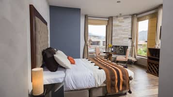 Superior tweepersoonskamer, 1 queensize bed, niet-roken, privébadkamer | Donzen dekbedden, een minibar, een kluis op de kamer