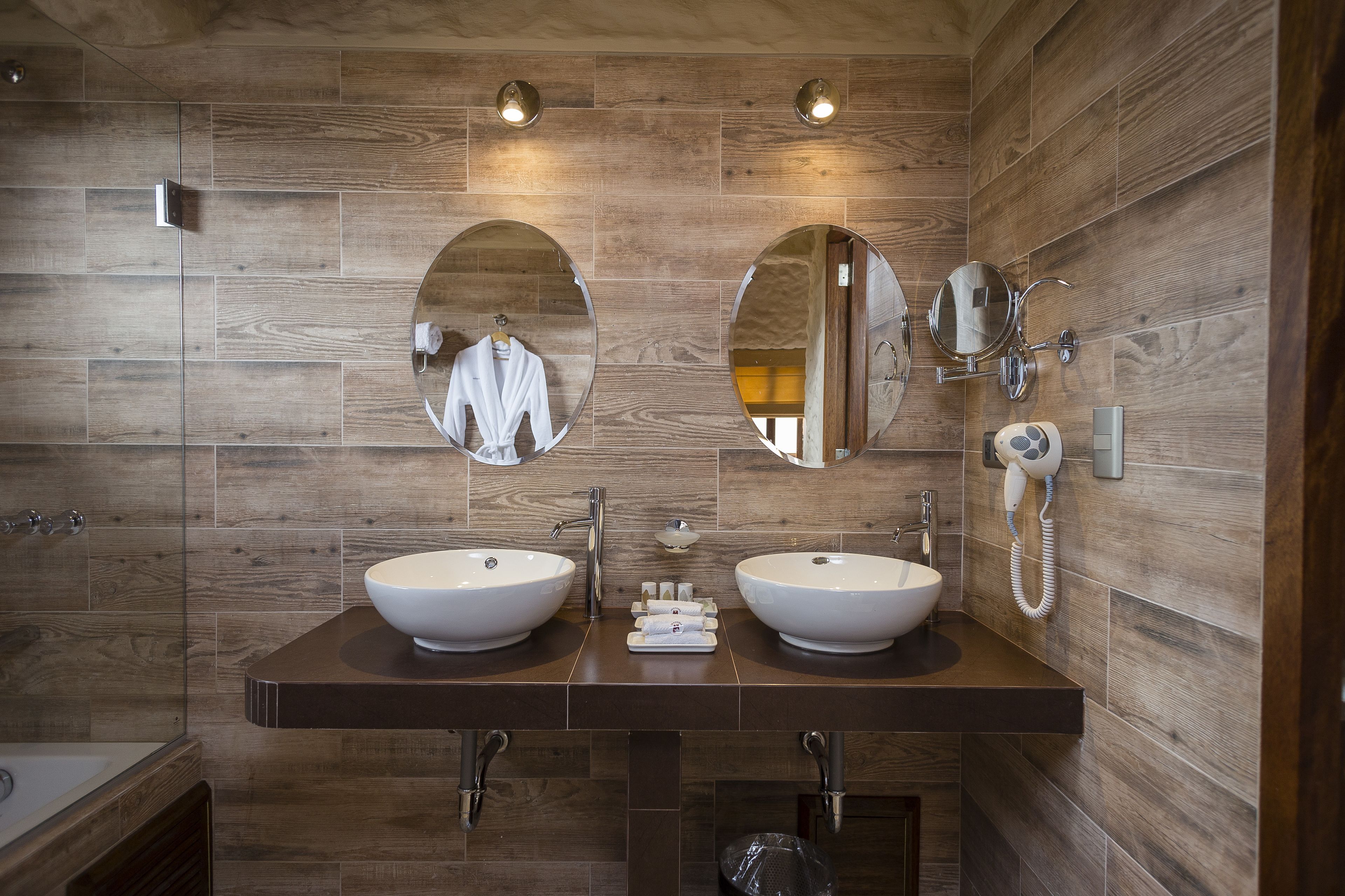 superior twin room, 2 double beds, non smoking, ensuite | bathroom | free toiletries, hair dryer, bathrobes, slippers