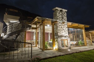 Fachada de la propiedad por la tarde o noche