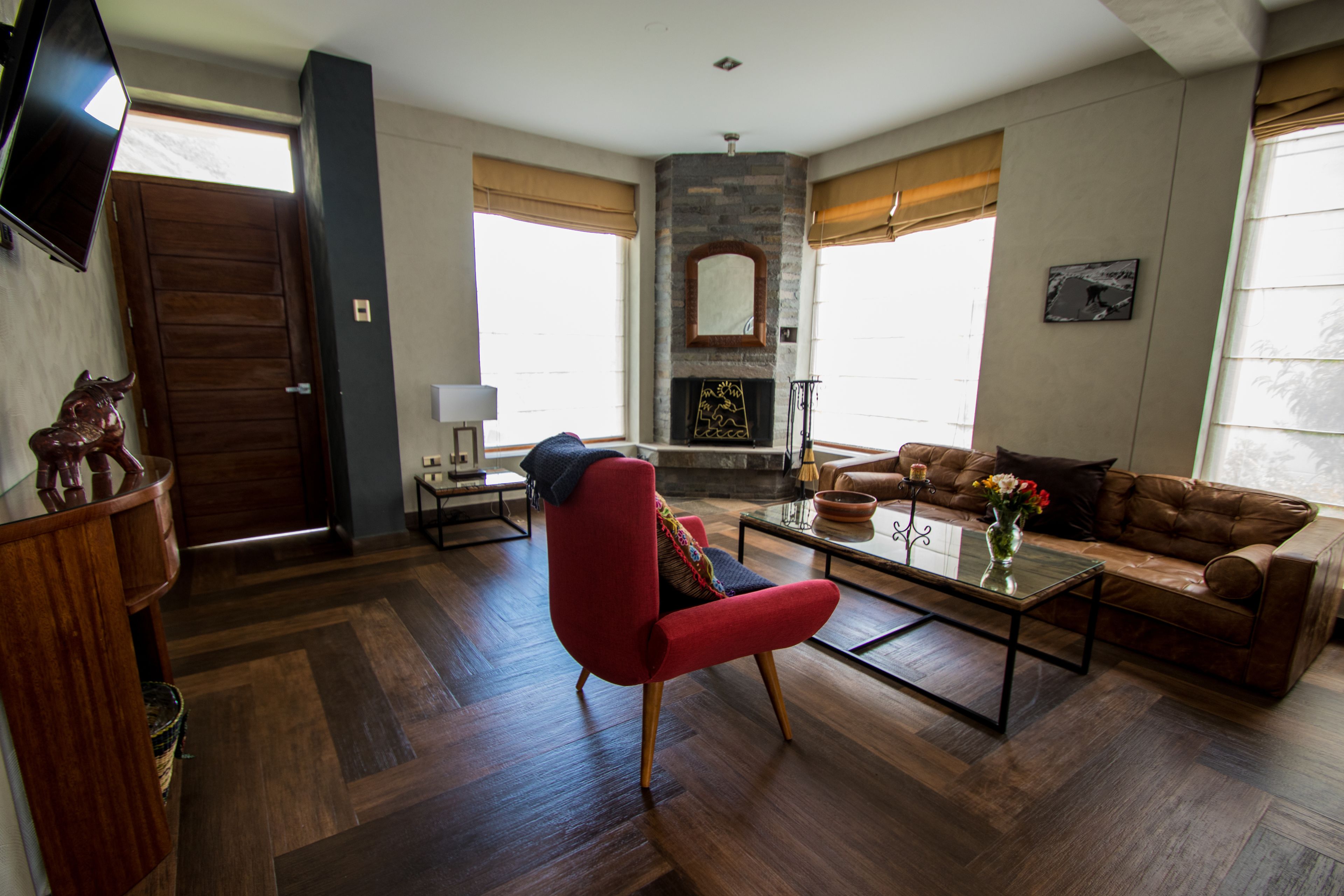 deluxe triple room, 3 single beds, non smoking, bathtub | living room | 40-inch smart tv with satellite channels, tv