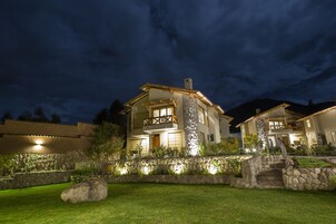 Fachada de la propiedad por la tarde o noche