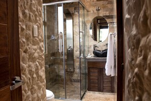 Luxury-Apartment, Mehrere Schlafzimmer, Nichtraucher, mit Bad | Badezimmer | Kostenlose Toilettenartikel, Haartrockner, Bademäntel, Hausschuhe