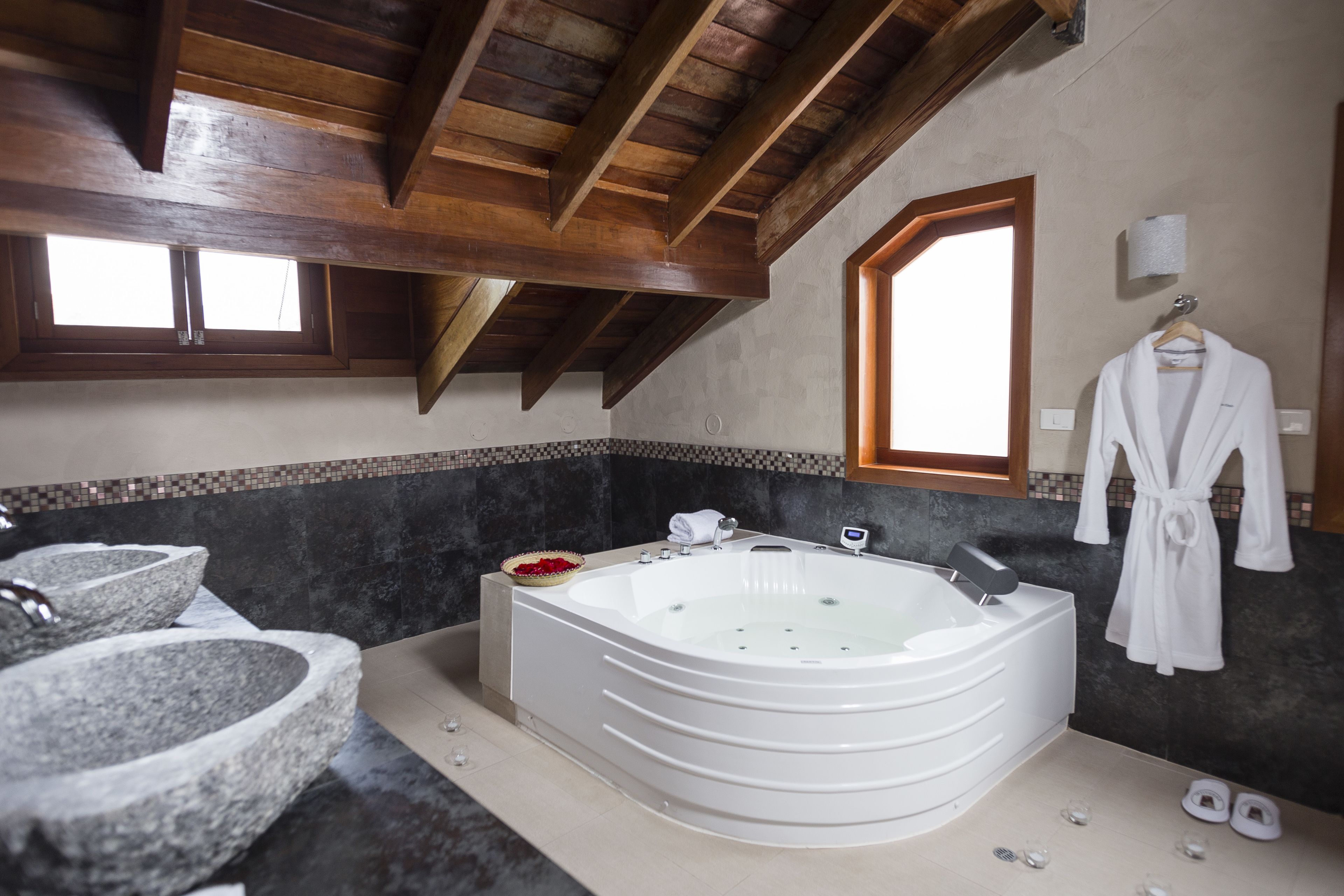 luxury suite, multiple beds, non smoking, hot tub | bathroom | free toiletries, hair dryer, bathrobes, slippers