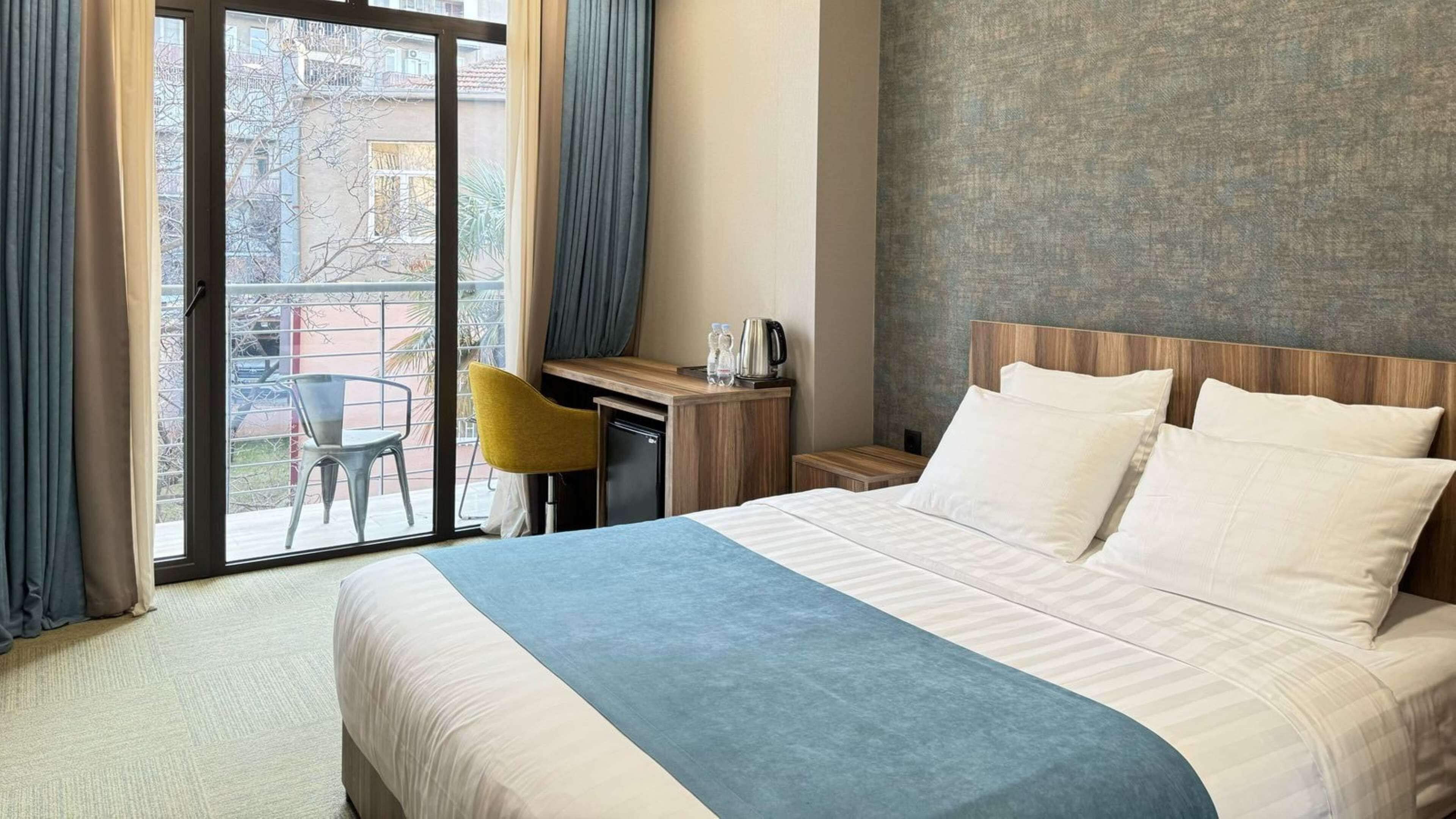 economy room, 1 queen bed, balcony, garden view | 1 bedroom, egyptian cotton sheets, premium bedding, pillow-top beds