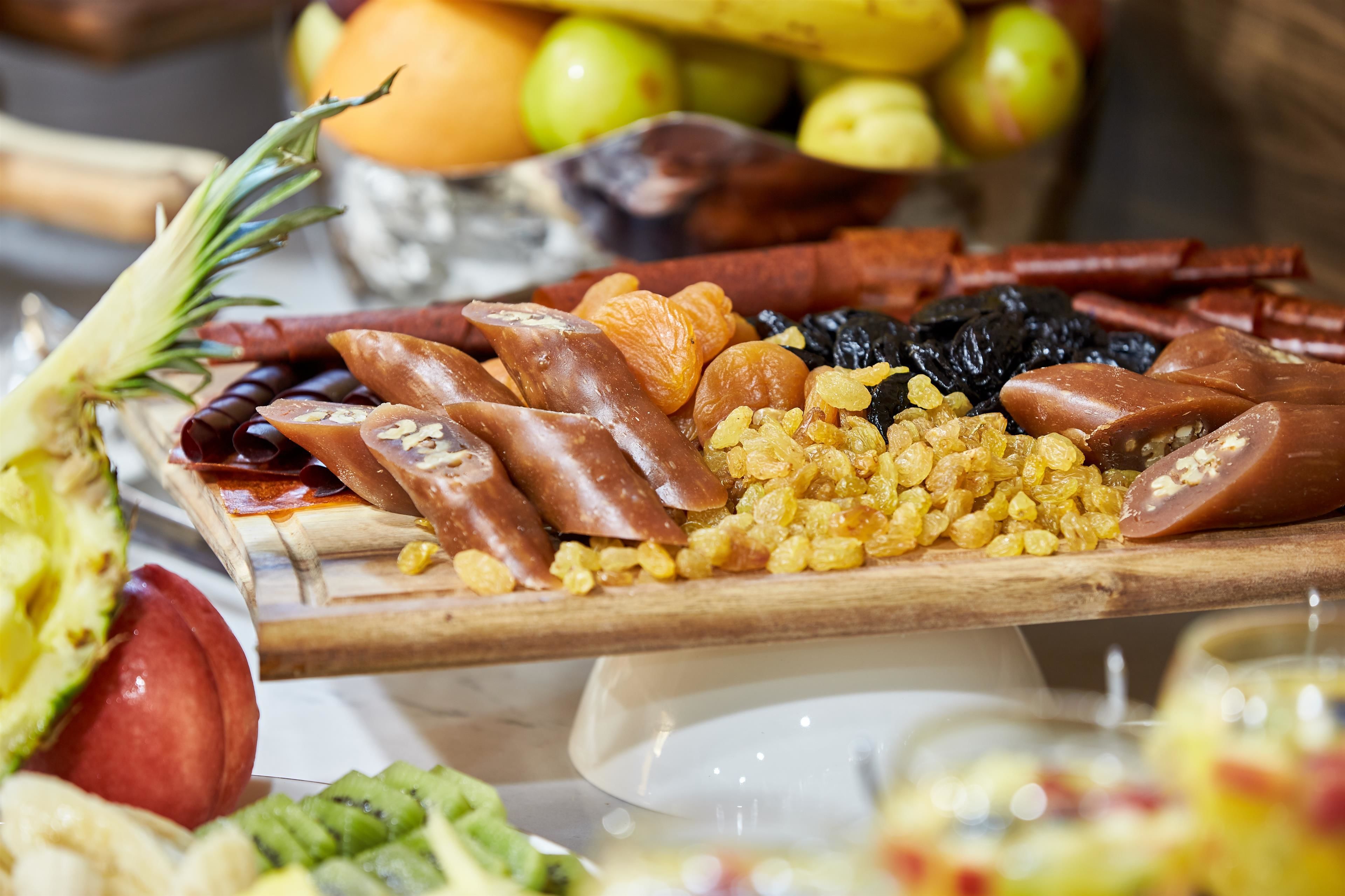 lunch, dinner served; local and international cuisine, al fresco dining