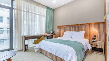 Standard Room, 1 Queen Bed, Non Smoking, Balcony | Egyptian cotton sheets, premium bedding, pillow-top beds, minibar