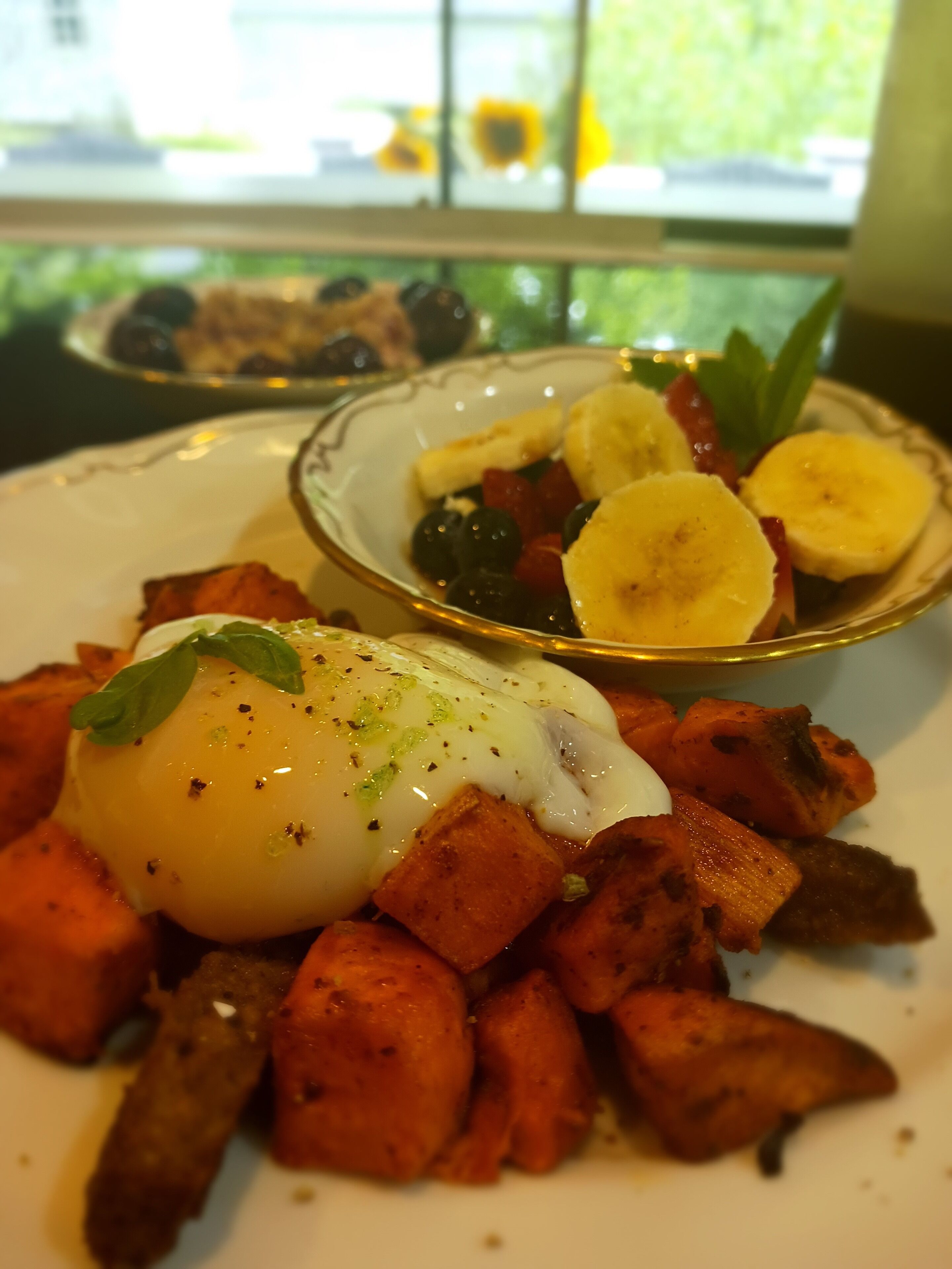 Un plato de comida con un huevo escalfado y patatas asadas.