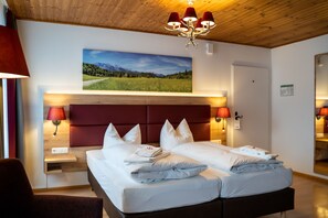 Tweepersoonskamer | Een bureau, verduisterende gordijnen, een strijkplank/strijkijzer