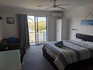 Desk, iron/ironing board, free WiFi, bed sheets - Harrington Village Motel (Harrington)