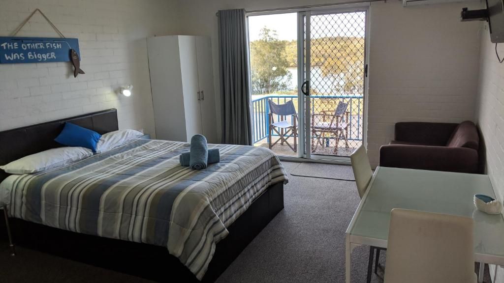 Desk, iron/ironing board, WiFi (free), bed sheets