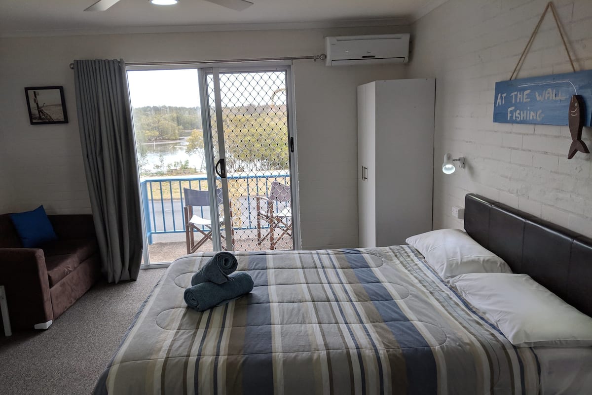 Double Room | Desk, iron/ironing board, free WiFi, bed sheets