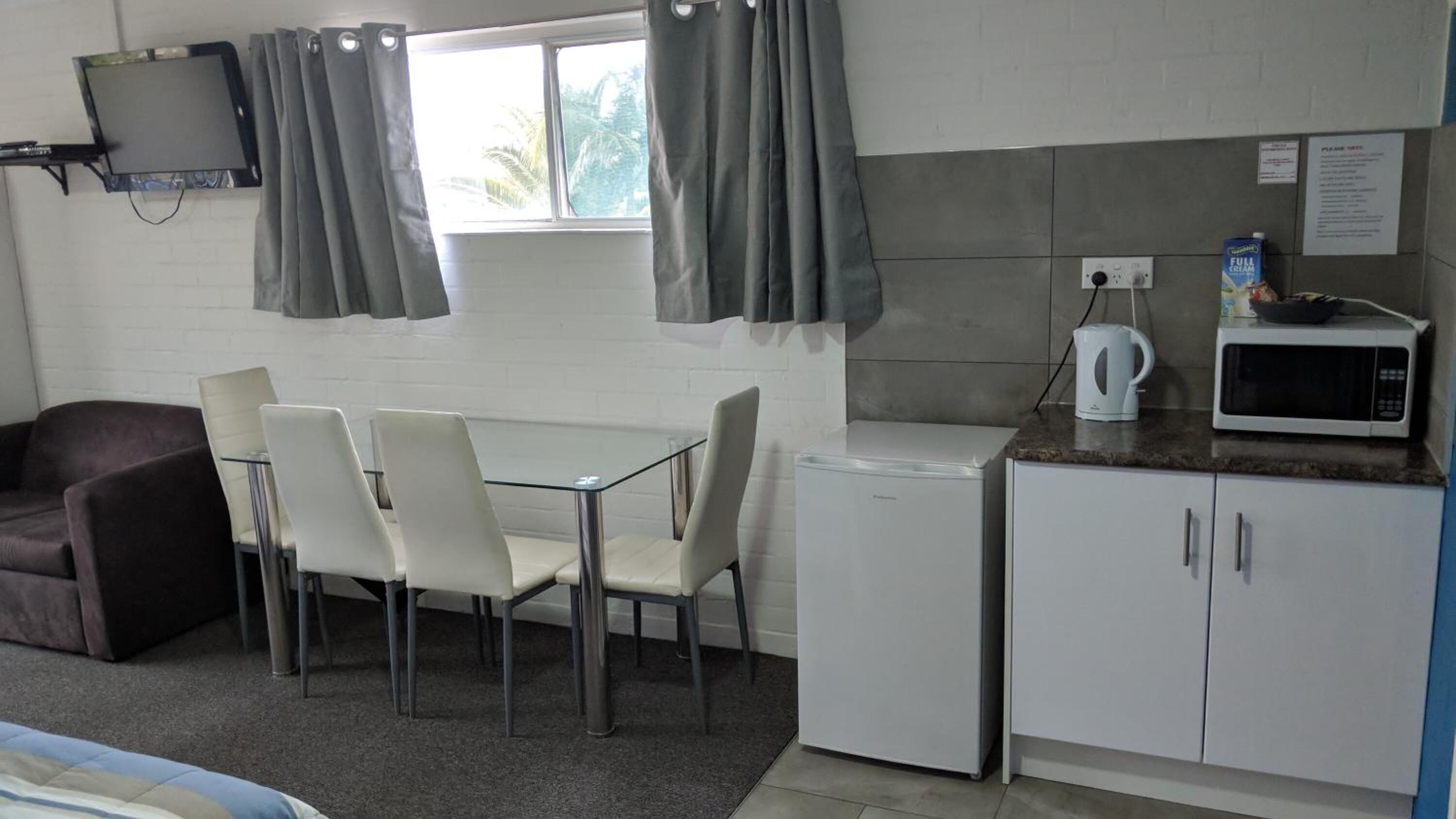 Microwave, coffee/tea maker, electric kettle