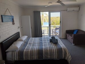 Escritorio, tabla de planchar con plancha, wifi gratis y ropa de cama