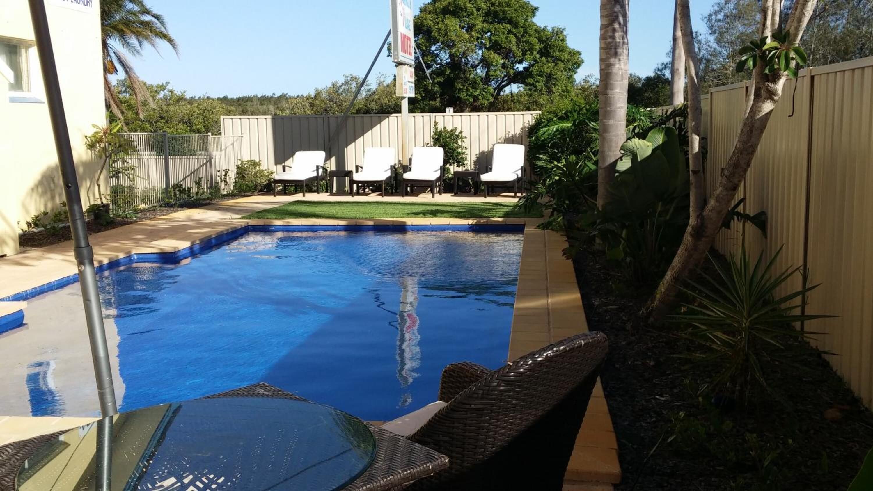 Alberca techada, acceso de 09:00 a 20:30, y camastros 