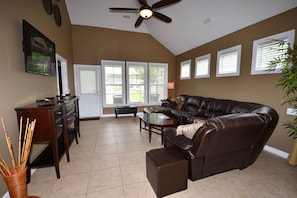 Departamento, varias camas | Área de sala de estar | Televisión