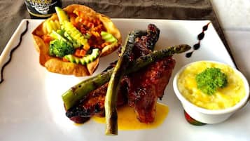 Ein Teller mit gegrilltem Fleisch, Spargel und Kartoffelpüree.