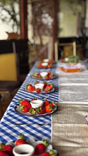 Breakfast, lunch, dinner served; local cuisine - Hortensias Chalets Vara Blanca (Vara Blanca)