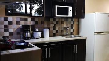 Lemari es besar, microwave, kompor, dan mesin pembuat kopi/teh