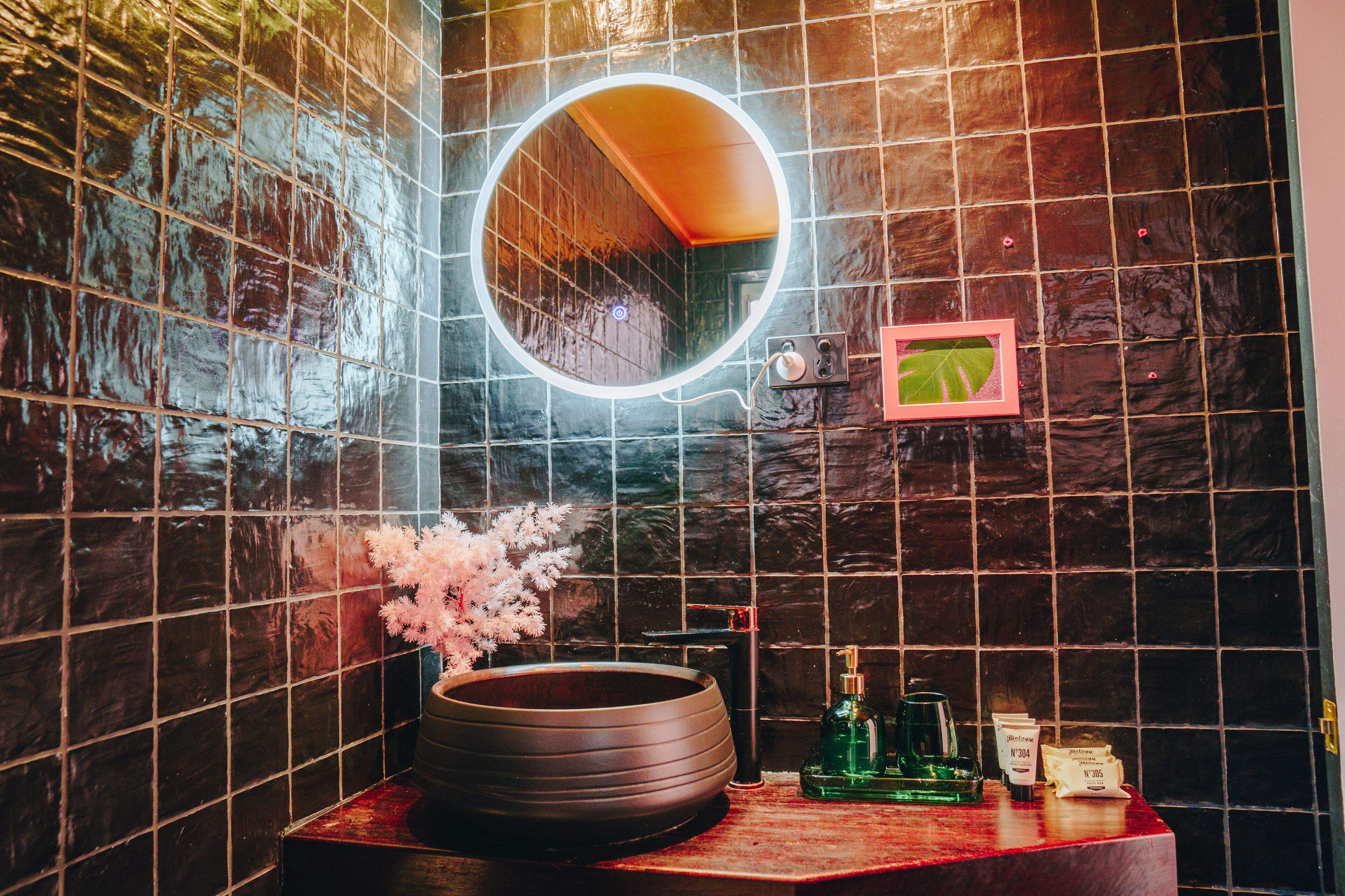 deluxe room | bathroom | shower, hair dryer, towels