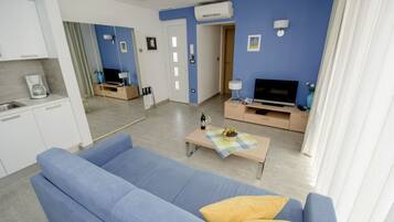 Een televisie en een tafeltennistafel