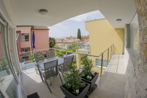 تناول الطعام بالخارج