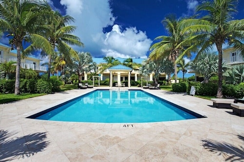 Beautiful 2 Bedroom Townhome minutes from Gracebay Beach!
