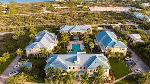 Un gran resort con varias construcciones, una piscina y vistas al océano.