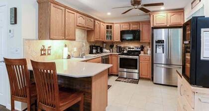 Scenic Cove Lakefront Lodge – Spacious 4BR Retreat with Huge Deck, Hot Tub & Easy Access to Branson Fun!