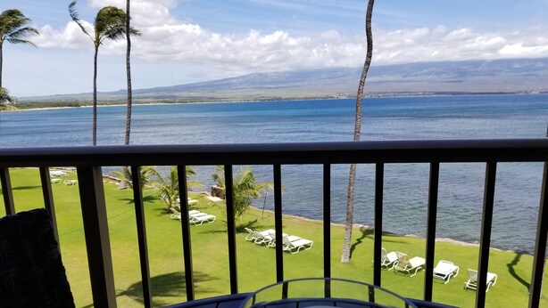 Un balcón con vista a la playa y al océano.