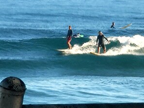 Na praia, espreguiçadeiras, toalhas de praia 