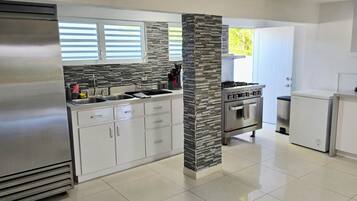 Køleskab, mikrobølgeovn, ovn, kogeplade