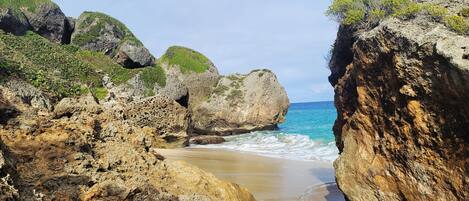 En la playa, camastros y toallas de playa