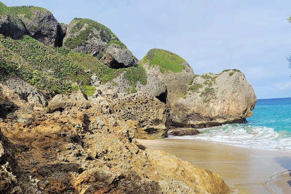 På stranden, solstolar och strandhanddukar