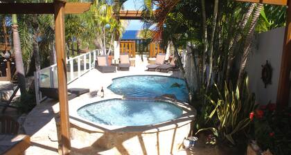 Pasos de agua y restaurantes, justo en la playa de Jobos!, ¡Buena ubicación!