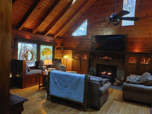 Cozy Cabin on 4 acres of fun! Pavilion, Firepit, Swing, Walking trail to creek! 